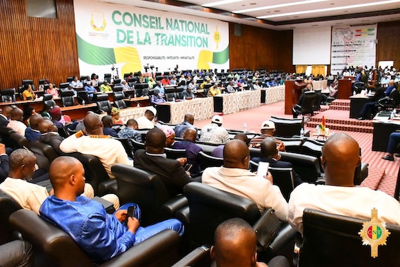 Guinée : 417 millions d&rsquo;euros mobilisés auprès de banques européennes pour routes et énergie