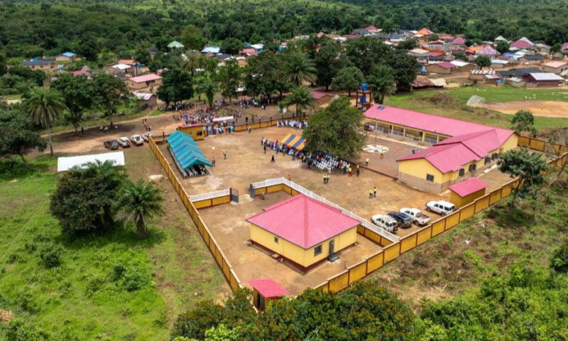 Communiqué de presse : Rio Tinto SimFer remet officiellement cinq nouvelles écoles aux autorités éducatives de Beyla