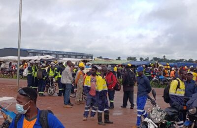 Port de Moribayah : des travailleurs en grève à Sounganyah