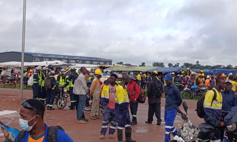 Port de Moribayah : des travailleurs en grève à Sounganyah