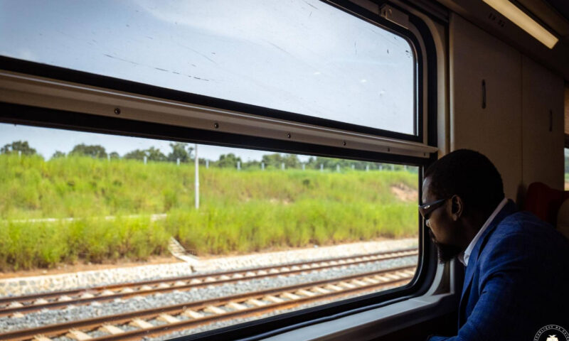 Transguinéen : le président Doumbouya inaugure le train de voyageurs